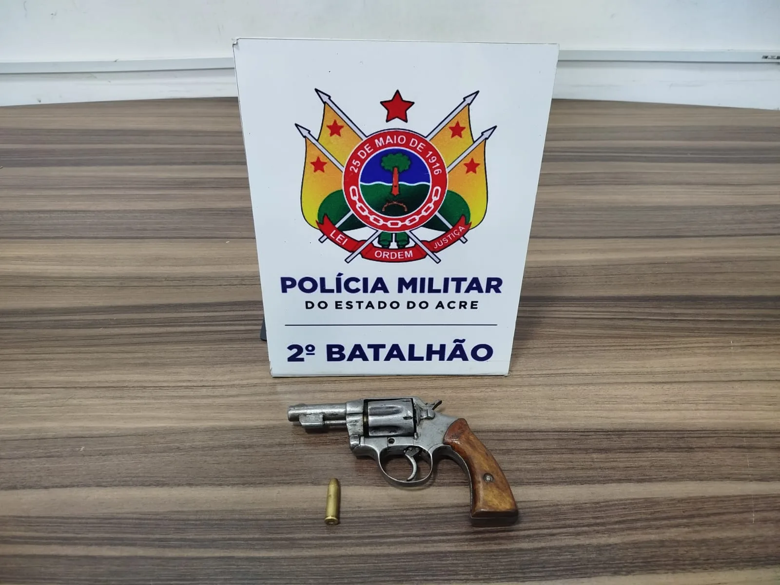 Homem foge ao perceber policiais e revólver é encontrado em terreno baldio
