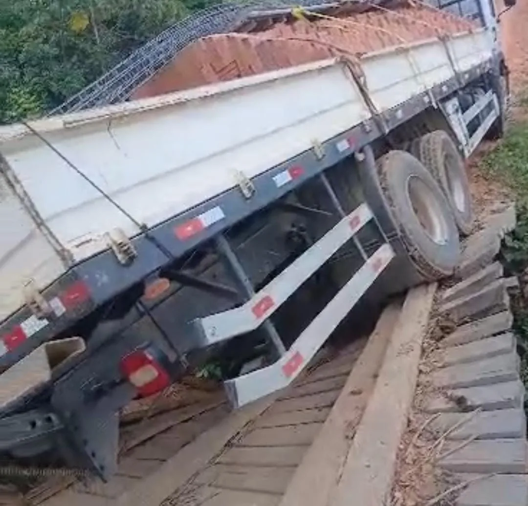 Ponte cede durante passagem de caminhão e deixa veículo preso em ramal de Sena Madureira