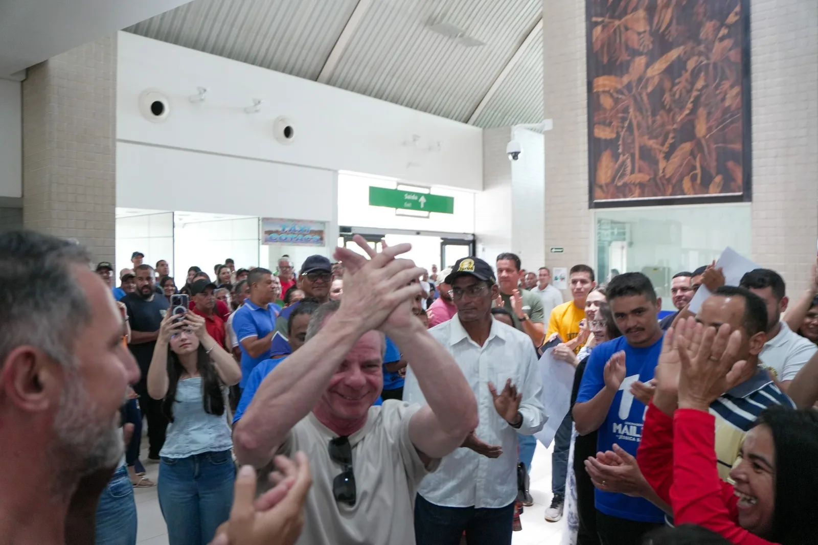 Após vitória nas urnas, Pedro Longo é recebido por apoiadores no aeroporto de Cruzeiro do Sul