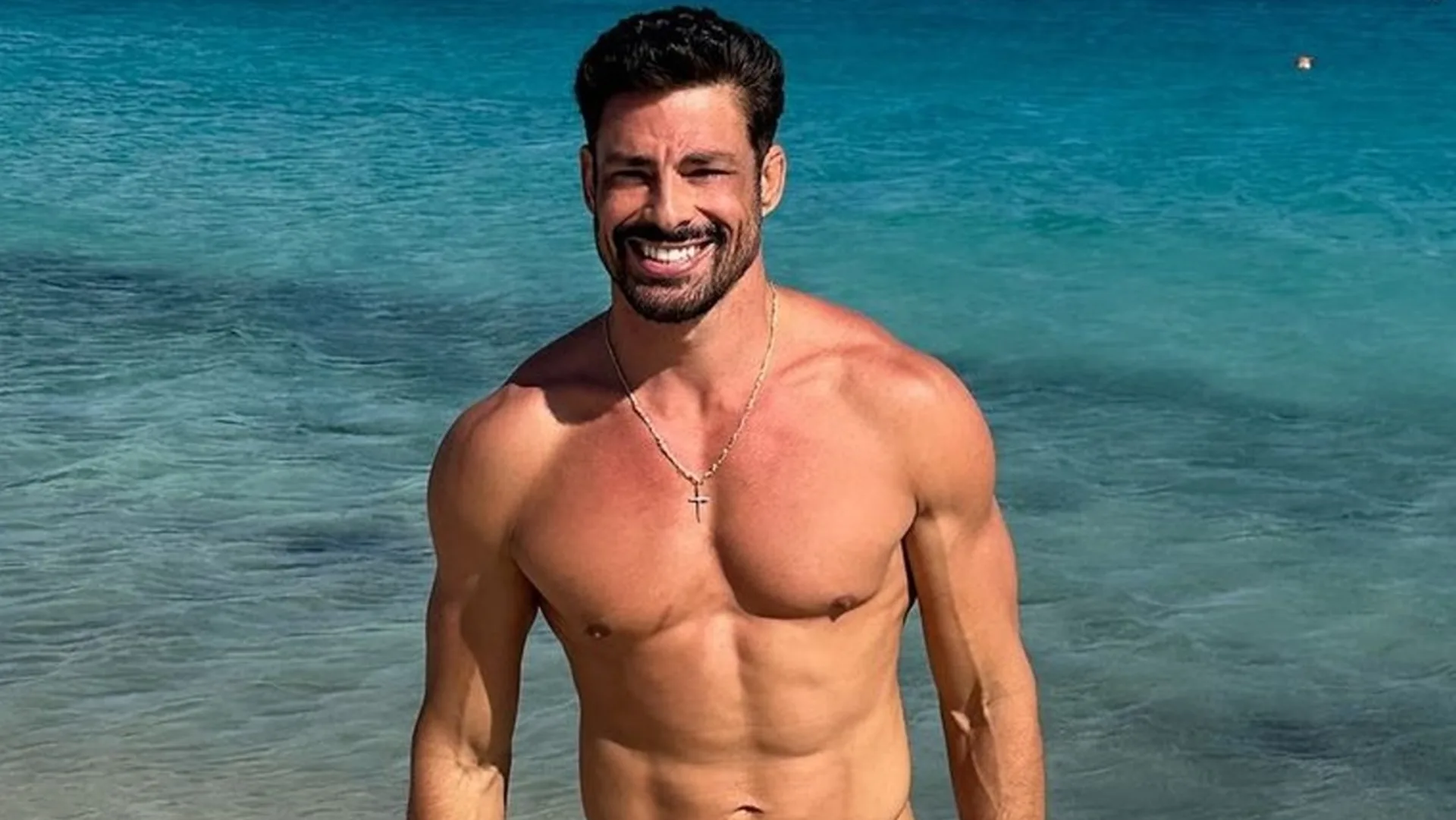 Cauã Reymond admite medo de enviar nudes e fala de ser flagrado nu por drone