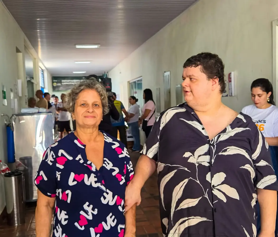 Mãe acompanha filho com hipóxia cerebral na votação: “Exercer a democracia”